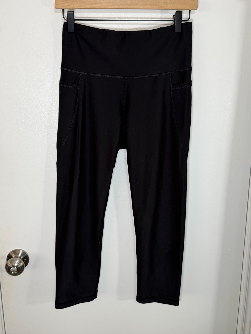 Old Navy Black High-Rise Crop Leggings with Side Pockets